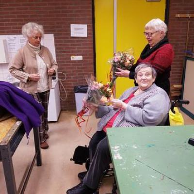 6. Jopie Krijgt Bloemen Als Dank